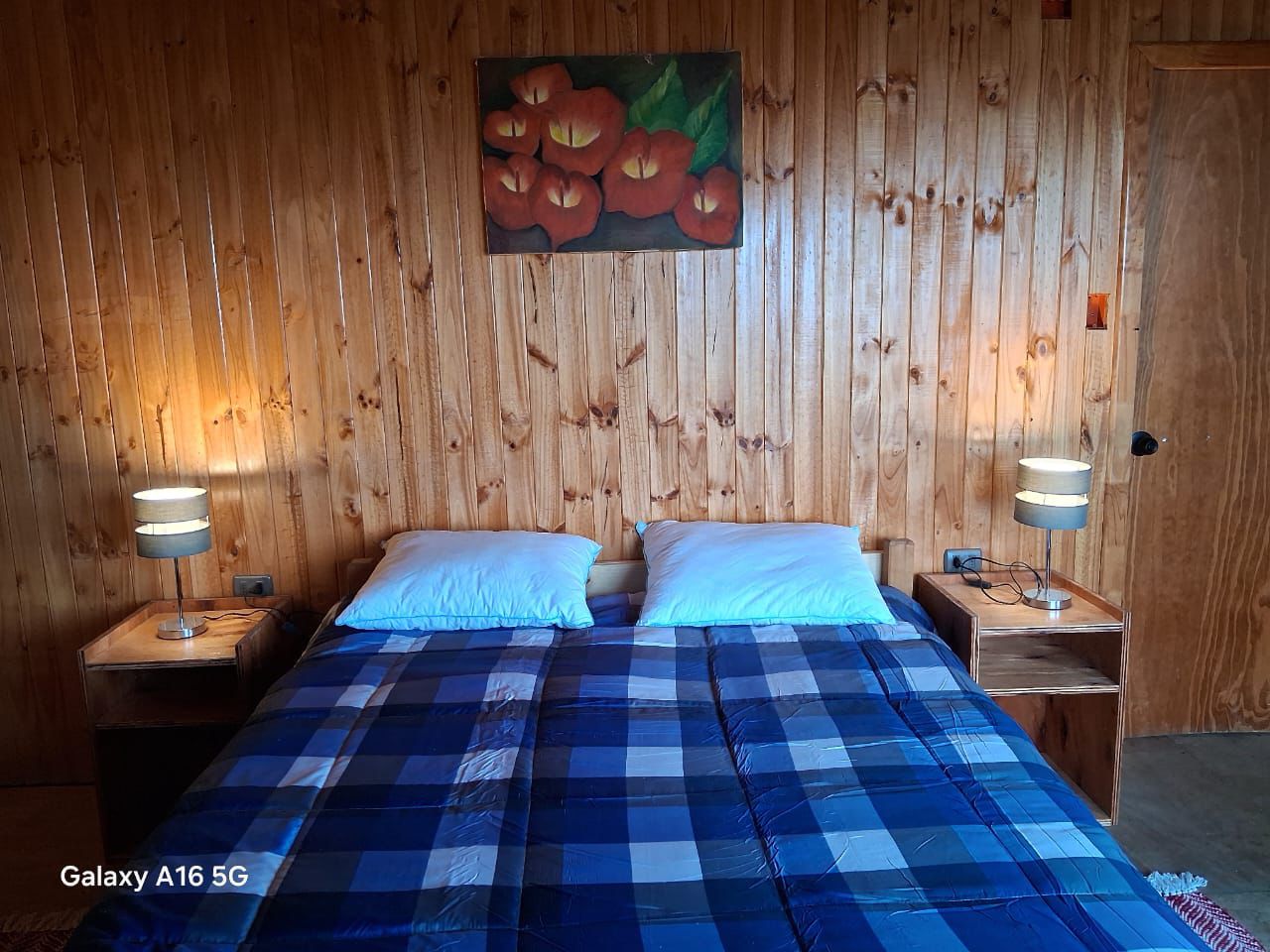 Otra vista de cama blanca y azul